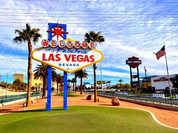 Las Vegas Sign on the way to the Hoover Dam Tour