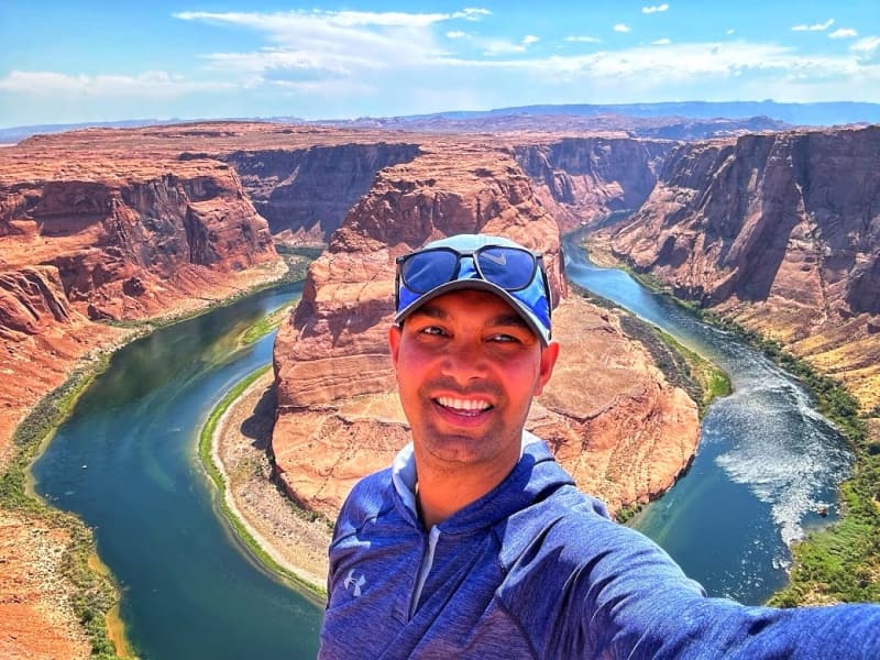 Man taking selfie in front of Horseshoe Bend