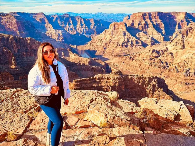 Lady posing in front of the Grand Canyon