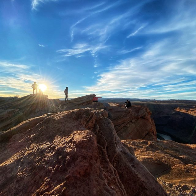 The best views come after the hardest climbs! Horseshoe Bend has an almost endless amount of nooks and crannies to explore for a new view of the mighty Colorado River below. Have you explored the Navajo Sandstone cliffs of Horseshoe Bend? #adventuretime #arizona🌵 
.
.
.
.
.
#horseshoebend #maxtourvegas #traveladdict #arizona  #thebestdestinations #seetheworld #亞利桑那州 #馬蹄灣 #美國景點