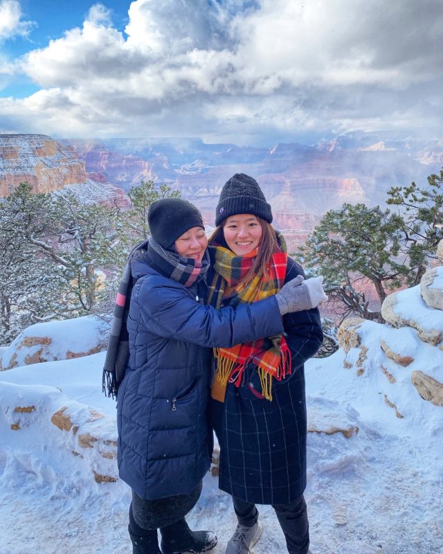 90% Happy 10% Freezing ☃️. With so many people asking "does it snow at the Grand Canyon?" we thought we'd remind everybody that at 7,000 feet even deserts get snow! 
.
.
.
.
.
.
.
#grandcanyon #winterwonderland #maxtourvegas #grandcanyonnationalpark #grandcanyonnps #grandcanyonsouthrim #grandcanyontour #grandcanyontrip2020 #大峽谷
#美國大峽谷🌵