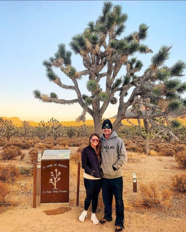 Thanks 📸 @jle22w for sharing this happy photo! This is the Arizona Joshua Tree Forest on the way to the West Rim of the Grand Canyon. You won't find this on any itinerary on our website, it is just another of the fun bonus stops our guides like to show travelers when on tour. See this stop on our Grand Canyon West, Hoover Dam, Seven Magic Mountains Day Tour.  #maxtourvegas #arizona🌵 
.
.
.
.
.
.
.
#joshuatree #grandcanyon #arizonaphotographer #arizonaphotographer #grandcanyonwest #desertlife #desertphotography #travelphotography #travelarizona #travelgram #traveltheworld #travellife  #daxiagu #大峽谷 #大峽谷 #大峽谷⛰️ #仙人掌 #仙人掌🌵 #旅游