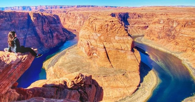 Antelope Canyon and the Grand Canyon often overshadow Horseshoe Bend on our tours, but it ends up blowing people away when seeing it in person. See it on our Antelope Canyon Tour from Las Vegas, 2 Day Grand Canyon Antelope Canyon tour, or Grand Canyon Antelope Canyon Sunrise Tour. 
.
.
.
.
.
#horseshoebend #horseshoebendarizona #horseshoebendarizona😍 #maxtourvegas #pagearizona🌵 #travelarizona🌵 #arizona #travelshots #travelpics #travelingram #travelworld #travelvibes #馬蹄灣 #美國旅遊