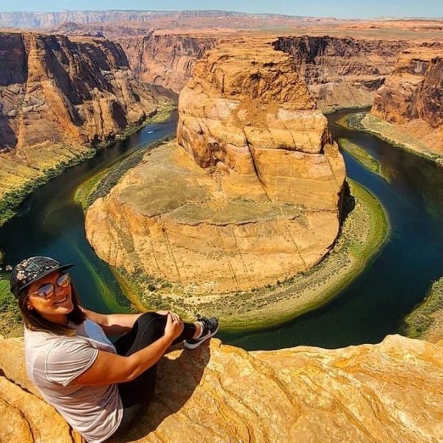 The classic sitting on the edge photo at Horseshoe Bend. If you dare to attempt such a shot on one of our tours, ask your guide how to sucessfully do the "sit and scoot" method to safely get out to the edge!
.
.
.
.
.
#maxtourvegas #horseshoebendarizona #horseshoebend #travelarizona