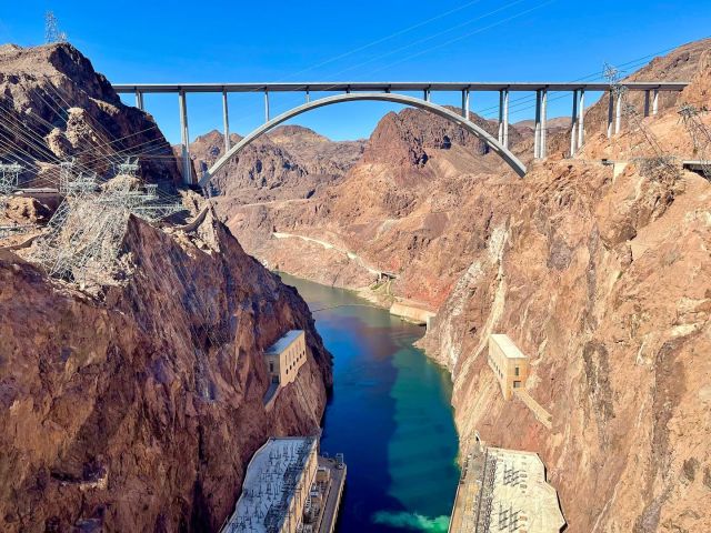 Great view from the Hoover dam! Boy that sure was a lot of concrete poured to make that thing!
.
.
.
#hooverdam #hooverdamviews #hooverdambypassbridge #mikeocallaghanpattillmanmemorialbridge #nevada #roadtrip #travel #traveladdict #maxtourvegas #travelpics