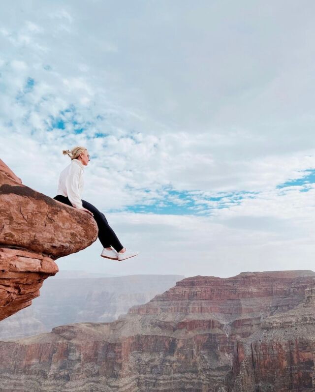 @develene is living on the edge and loving every moment 🙌🏼

#GrandCanyon #NatureLove #AdventureTime#MaxTourVegas#Wanderlust #Travelgram #BucketList #Explore #SpectacularViews #Breathtaking #NaturalWonder #Amazing #Beauty #NaturePhotography #OutdoorLife #WildernessCulture #Hiking #CanyonLife #Scenic #Traveling#grandcanyonwest#guanopoint