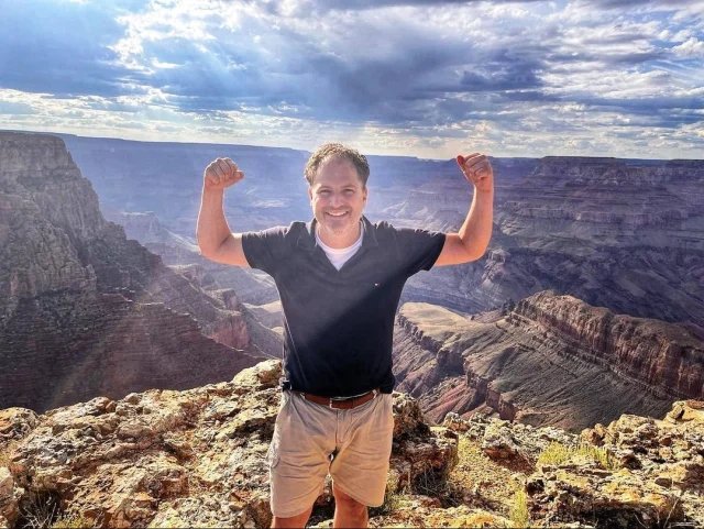 🌟 @gezienoptv is feeling on top of the world at the South Rim! The Grand Canyon really knows how to make a guy feel small and mighty all at once! 💪😄 #GrandCanyonMagic #SouthRimSmiles
.
.
.
.
.
 #YavapaiPoint #FlexingOnNature #GCNP#grandcanyontours #CanyonDreams #WondersOfTheWorld #MaxTourVegas #EpicViews #MuscleMania #SmilesForMiles #LiveLaughLove #TravelGoals #NatureLovers #ExploreMore #AdventureAwaits #Wanderlust #MajesticViews #BucketList #AwesomeEarth #EarthPix #NaturalWonder #TravelPhotography #VistaGoals #FeelingFly